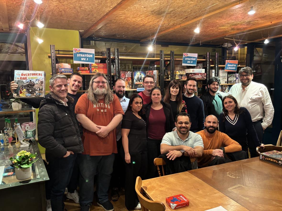 Souvenir photo of our special board games afterwork in a games bar.